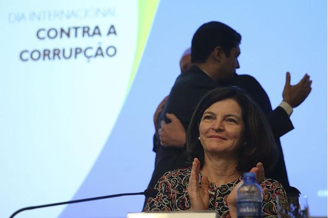 Para tentar reverter a decisão do Supremo, Raquel Dodge cogita provocar o Parlamento para que deputados e senadores se pronunciem(foto: José Cruz/Agência Brasil - 7/12/17) Para tentar reverter a decisão do Supremo, Raquel Dodge cogita provocar o Parlamento para que deputados e senadores se pronunciem(foto: José Cruz/Agência Brasil - 7/12/17)