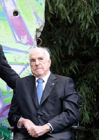 Ex-chanceler Helmut Kohl ao lado do Muro de Berlim(foto: DANIEL ROLAND) Ex-chanceler Helmut Kohl ao lado do Muro de Berlim(foto: DANIEL ROLAND)