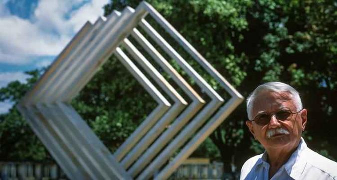 Sérvulo Esmeraldo com escultura ao fundo: a geometria era a grande paixão do artista construtivo(foto: Gentil Barreira/Divulgação) Sérvulo Esmeraldo com escultura ao fundo: a geometria era a grande paixão do artista construtivo(foto: Gentil Barreira/Divulgação)