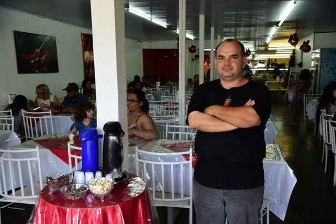 Gerente de um restaurante localizado no centro de Ceilândia, Douglas Carvalho treinou os 10 funcionários do estabelecimento para economizar água por meio de medidas simples (foto: Antonio Cunha/CB/D.A Press) Gerente de um restaurante localizado no centro de Ceilândia, Douglas Carvalho treinou os 10 funcionários do estabelecimento para economizar água por meio de medidas simples (foto: Antonio Cunha/CB/D.A Press)
