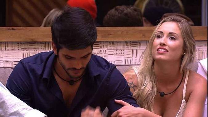 Lucas e Jéssica durante o paredão que eliminou o brother(foto: Globo/Reprodução ) Lucas e Jéssica durante o paredão que eliminou o brother(foto: Globo/Reprodução )