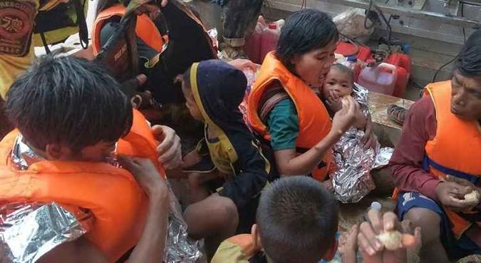 Com mais essa história emocionante, os habitantes da localidade intensificaram suas acusações contra as autoridades por tentar minimizar o balanço de 27 mortos(foto: Thai Rescue Team / AFP) Com mais essa história emocionante, os habitantes da localidade intensificaram suas acusações contra as autoridades por tentar minimizar o balanço de 27 mortos(foto: Thai Rescue Team / AFP)