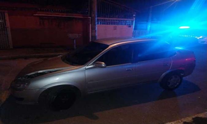 Segundo o dono do carro, os adolescentes pediram a viagem em um condomínio e, em seguida, anunciaram o assalto, colocaram uma arma nas costas da vítima e o abandonou em uma rua(foto: Divulgação/PMDF) Segundo o dono do carro, os adolescentes pediram a viagem em um condomínio e, em seguida, anunciaram o assalto, colocaram uma arma nas costas da vítima e o abandonou em uma rua(foto: Divulgação/PMDF)