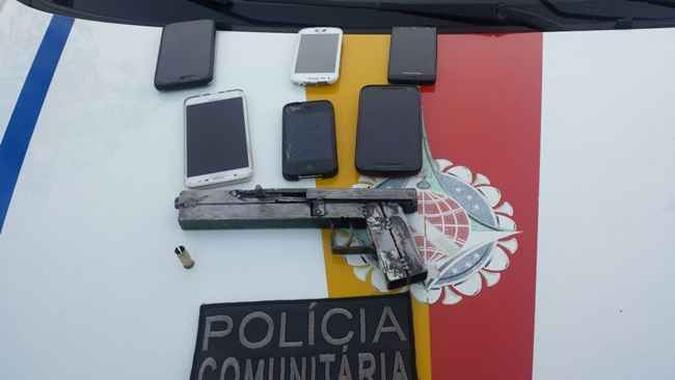Arma e celulares encontrados com os menores durante ação da PM(foto: Divulgação/Polícia Militar) Arma e celulares encontrados com os menores durante ação da PM(foto: Divulgação/Polícia Militar)