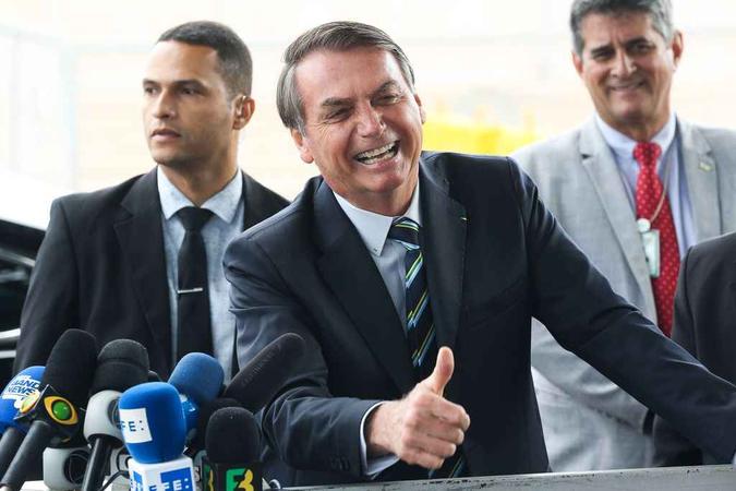 Presidente Jair Bolsonaro cumprimenta turistas no Palácio da Alvorada e fala com a imprensa (foto: Antonio Cruz/ Agência Brasil ) Presidente Jair Bolsonaro cumprimenta turistas no Palácio da Alvorada e fala com a imprensa (foto: Antonio Cruz/ Agência Brasil )