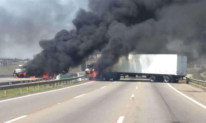 Caminhões foram incendiados para fechar a rodovia e dificultar o trabalho da polícia (foto: Reprodução/Whatsapp) Caminhões foram incendiados para fechar a rodovia e dificultar o trabalho da polícia (foto: Reprodução/Whatsapp)