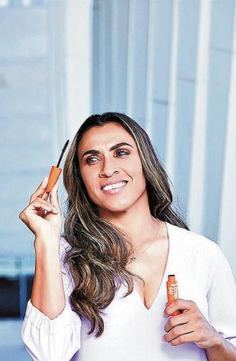 Avon avança nos gramados - A Avon é mais conhecida no patrocínio de eventos de corrida de rua, mas, no ano passado, também partiu para o futebol ao apoiar a equipe feminina do Audax, campeão do Brasileirão Feminino 2016. Agora, além da escolha de Marta para sua nova campanha (foto), anunciou o patrocínio do time feminino do Clube de Regatas do Flamengo, no Rio de Janeiro, por meio do Instituto Avon, braço de investimento social da marca.(foto: Divulgação) Avon avança nos gramados - A Avon é mais conhecida no patrocínio de eventos de corrida de rua, mas, no ano passado, também partiu para o futebol ao apoiar a equipe feminina do Audax, campeão do Brasileirão Feminino 2016. Agora, além da escolha de Marta para sua nova campanha (foto), anunciou o patrocínio do time feminino do Clube de Regatas do Flamengo, no Rio de Janeiro, por meio do Instituto Avon, braço de investimento social da marca.(foto: Divulgação)