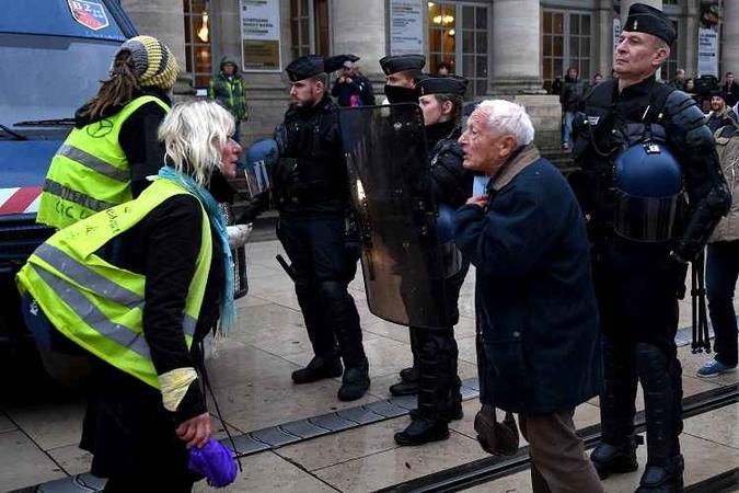 Centenas de manifestantes se reuniram em diversos pontos da capital francesa(foto: MEHDI FEDOUACH/AFP) Centenas de manifestantes se reuniram em diversos pontos da capital francesa(foto: MEHDI FEDOUACH/AFP)