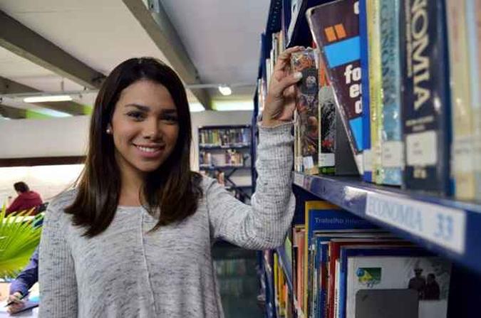 Rayane deixou o emprego e transformou a preparação para certames em ocupação de tempo integral;a rotina dela é composta por horas de estudo em casa ou uma biblioteca(foto: Gabriela Studart) Rayane deixou o emprego e transformou a preparação para certames em ocupação de tempo integral;a rotina dela é composta por horas de estudo em casa ou uma biblioteca(foto: Gabriela Studart)