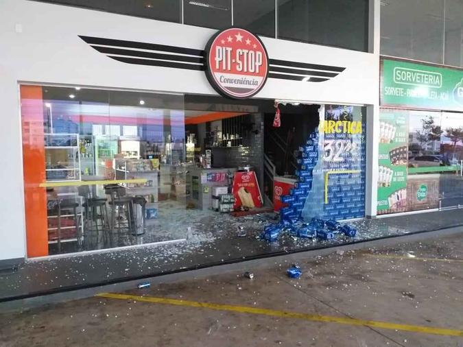 Vidros da entrada da loja foram quebrados pelos bandidos Vidros da entrada da loja foram quebrados pelos bandidos