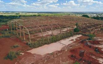 Esqueleto que restou das obras do Galpão de Manutenção do Veiculo Leve sobre Trilhos - VLT entre o Setor Policial Sul e o Zoologico de Brasília. (foto: Breno Fortes/CB/D.A Press ) Esqueleto que restou das obras do Galpão de Manutenção do Veiculo Leve sobre Trilhos - VLT entre o Setor Policial Sul e o Zoologico de Brasília. (foto: Breno Fortes/CB/D.A Press )
