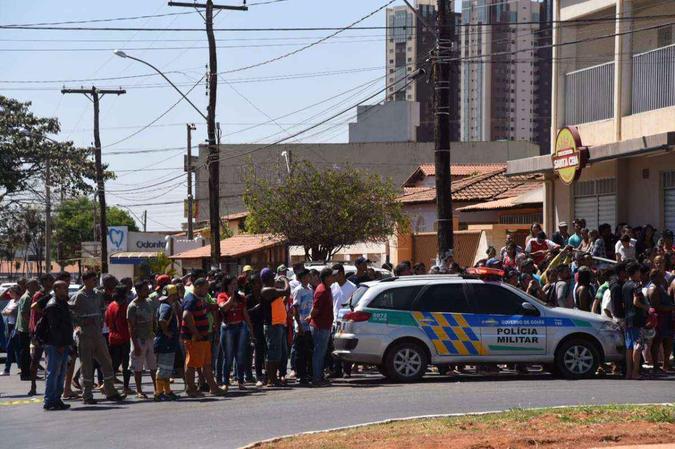 Revoltada, a população chegou a invadir uma área isolada pela Polícia Militar (foto: Ed Alves/CB/D.A Press) Revoltada, a população chegou a invadir uma área isolada pela Polícia Militar (foto: Ed Alves/CB/D.A Press)