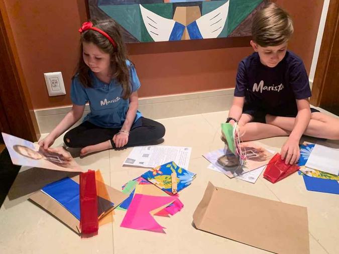 Os alunos Valentina e João Pedro que receberam um kit para decorar a casa para a festa junina online promovida pela escola.(foto: Arquivo Pessoal) Os alunos Valentina e João Pedro que receberam um kit para decorar a casa para a festa junina online promovida pela escola.(foto: Arquivo Pessoal)