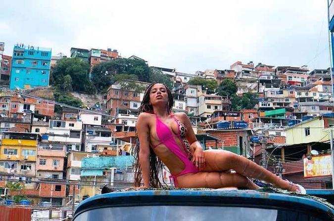 O clipe foi gravado na favela do Vidigal, no Rio de Janeiro(foto: Reprodução/Internet) O clipe foi gravado na favela do Vidigal, no Rio de Janeiro(foto: Reprodução/Internet)