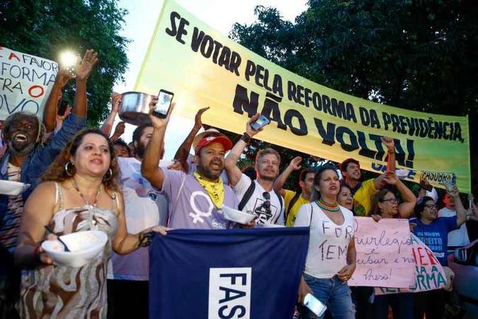 Sindicalistas pretendem mobilizar trabalhadores para uma ação mais agressiva: protestos e corpo a corpo(foto: Pedro Ladeira/Folhapress ) Sindicalistas pretendem mobilizar trabalhadores para uma ação mais agressiva: protestos e corpo a corpo(foto: Pedro Ladeira/Folhapress )