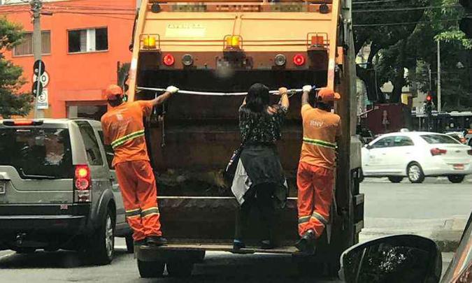 Mulher pega carona em caminhão de lixo(foto: Michael Warshaw) Mulher pega carona em caminhão de lixo(foto: Michael Warshaw)