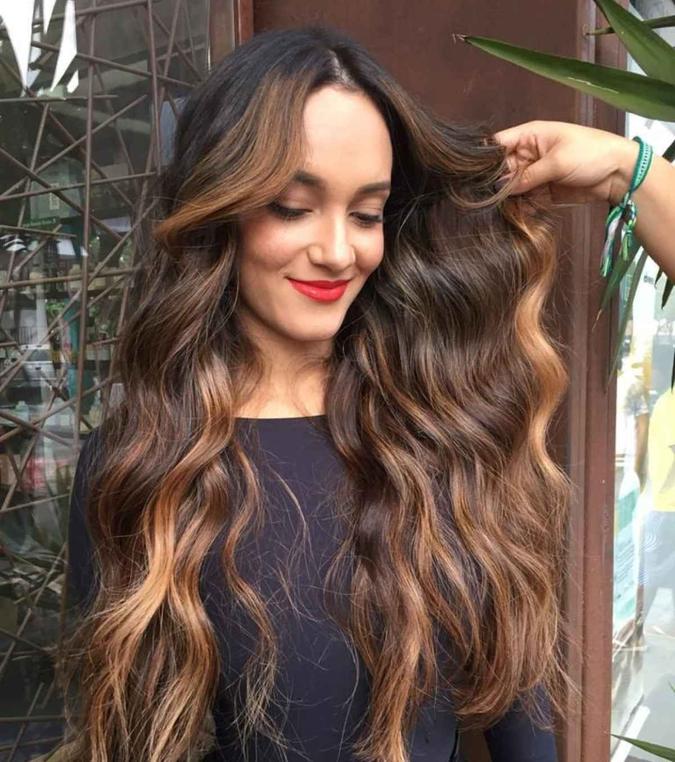 A técnica morena iluminada foi a escolha de Nayany Tavares, 21, quando decidiu clarear os cabelos após seis anos convivendo com o preto azulado. O cabelo foi feito pelo profissional Mika Menezes(foto: Fotos: Instagram/ @mikamzshair ) A técnica morena iluminada foi a escolha de Nayany Tavares, 21, quando decidiu clarear os cabelos após seis anos convivendo com o preto azulado. O cabelo foi feito pelo profissional Mika Menezes(foto: Fotos: Instagram/ @mikamzshair )
