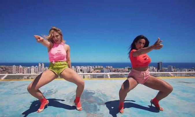 Scheila Carvalho e Sheila Mello reeditaram parceria em clipe(foto: Reprodução/YouTube) Scheila Carvalho e Sheila Mello reeditaram parceria em clipe(foto: Reprodução/YouTube)
