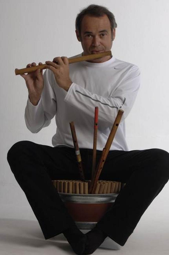 O multi-instrumentista de sopro carioca celebra as nações indígenas que o inspiraram(foto: Guido Paternó/ Divulgação) O multi-instrumentista de sopro carioca celebra as nações indígenas que o inspiraram(foto: Guido Paternó/ Divulgação)