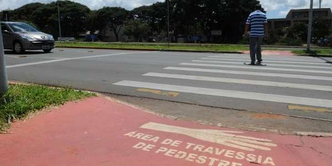 Em frente ao Hemocentro, na Asa Norte, uma das faixas em teste: se ficar comprovada a redução de acidentes, o modelo pode ser adotado em todo o país.(foto: Carlos Moura/CB/D.A Press ) Em frente ao Hemocentro, na Asa Norte, uma das faixas em teste: se ficar comprovada a redução de acidentes, o modelo pode ser adotado em todo o país.(foto: Carlos Moura/CB/D.A Press )
