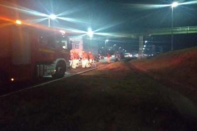 Acidente provocou vazamento de óleo na pista(foto: Corpo de Bombeiros/Divulgação) Acidente provocou vazamento de óleo na pista(foto: Corpo de Bombeiros/Divulgação)