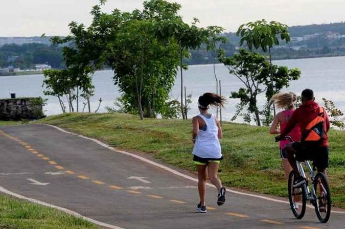 Ciclovia já construída às margens do Paranoá: para Ibaneis, área não deve ser ocupada por casas nem servir como área de lazer(foto: Tony Winston/Agência Brasília) Ciclovia já construída às margens do Paranoá: para Ibaneis, área não deve ser ocupada por casas nem servir como área de lazer(foto: Tony Winston/Agência Brasília)