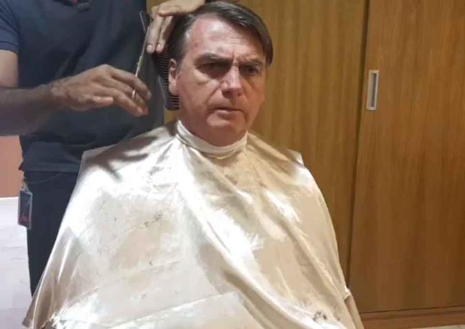 Declaração foi dada durante uma transmissão ao vivo no Facebook, enquanto tinha o cabelo cortado(foto: Reprodução/Facebook) Declaração foi dada durante uma transmissão ao vivo no Facebook, enquanto tinha o cabelo cortado(foto: Reprodução/Facebook)