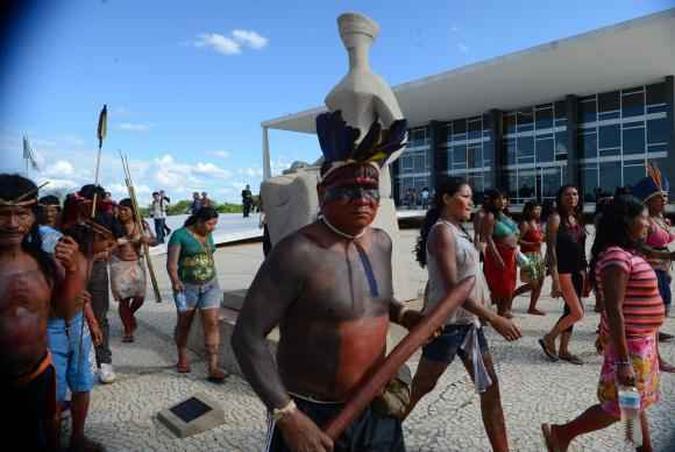Índios de várias etnias protestam em frente ao STF para sensibilizar os ministros sobre a demarcação de terras indígenas (foto: José Cruz/Agência Brasil ) Índios de várias etnias protestam em frente ao STF para sensibilizar os ministros sobre a demarcação de terras indígenas (foto: José Cruz/Agência Brasil )