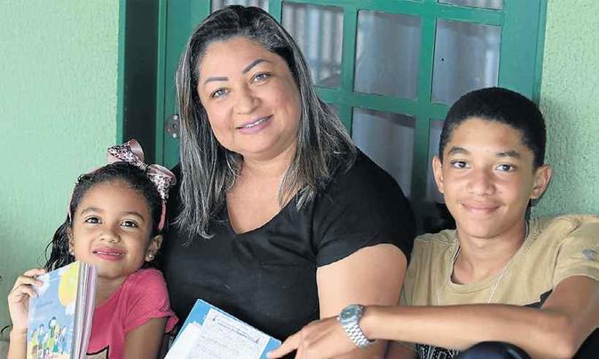 Cristiane Martins com os filhos Gabriela e Gustavo: cuidado com a imunização da infância à idade adulta(foto: Wallace Martins/Esp. CB/D.A Press) Cristiane Martins com os filhos Gabriela e Gustavo: cuidado com a imunização da infância à idade adulta(foto: Wallace Martins/Esp. CB/D.A Press)