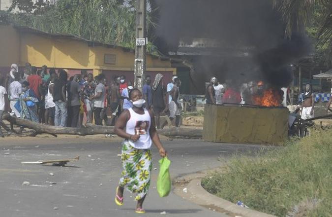 Manifestantes fazem barricada em uma estrada durante confrontos com a polícia antimotim da Costa do Marfim em uma manifestação contra a construção de um centro de rastreamento de coronavírus em seu bairro em Yopougon, subúrbio de Abidjan.(foto: ISSOUF SANOGO / AFP) Manifestantes fazem barricada em uma estrada durante confrontos com a polícia antimotim da Costa do Marfim em uma manifestação contra a construção de um centro de rastreamento de coronavírus em seu bairro em Yopougon, subúrbio de Abidjan.(foto: ISSOUF SANOGO / AFP)