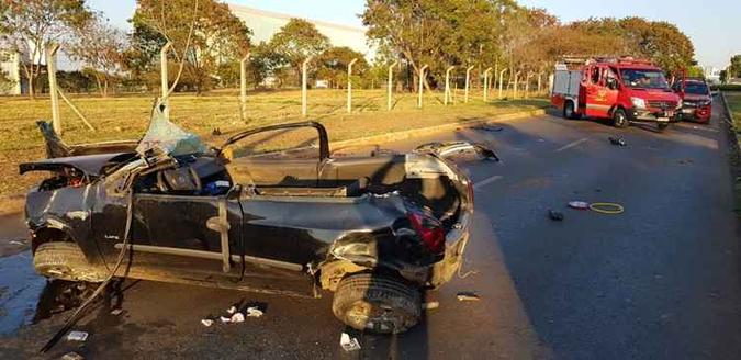 Teto do veículo teve de ser retirado para o motorista ser resgatado(foto: Divulgação/Corpo de Bombeiros) Teto do veículo teve de ser retirado para o motorista ser resgatado(foto: Divulgação/Corpo de Bombeiros)
