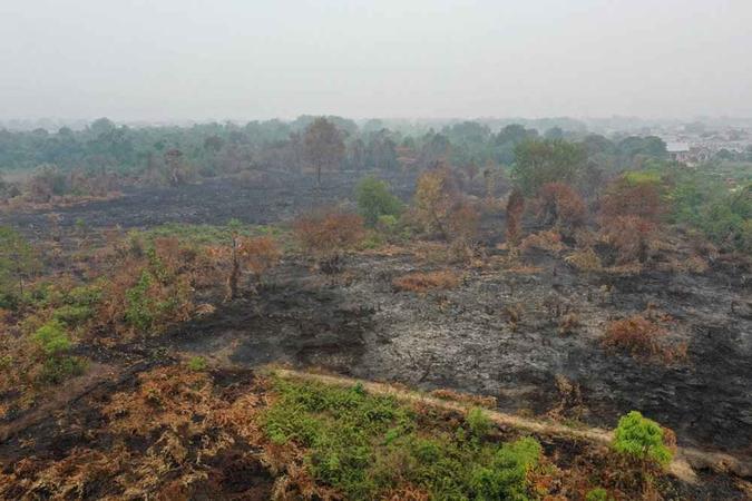 Incêndio na Indonésia deixou marcas de destruição (foto: Adek Berry/AFP) Incêndio na Indonésia deixou marcas de destruição (foto: Adek Berry/AFP)