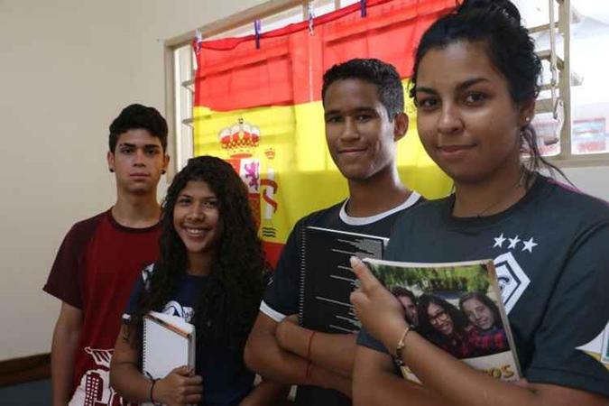 Verinaldo Ferreira (da esquerda para direita), Laura Pereira, André Victor e Andreza Rodrigues: cinco questões em língua estrangeira podem ser decisivas para a prova de linguagens, códigos e suas tecnologias(foto: Catarine Cavalcante/Esp. CB/D.A Press) Verinaldo Ferreira (da esquerda para direita), Laura Pereira, André Victor e Andreza Rodrigues: cinco questões em língua estrangeira podem ser decisivas para a prova de linguagens, códigos e suas tecnologias(foto: Catarine Cavalcante/Esp. CB/D.A Press)