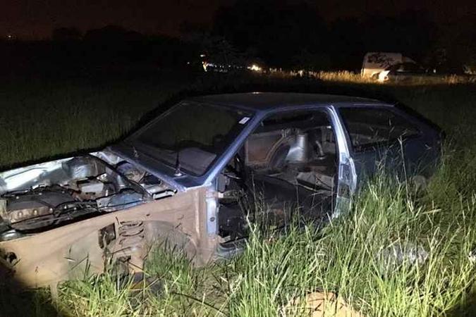 Chácara funcionava como desmanche de carros furtados, segundo PM(foto: Polícia Militar/Divulgação) Chácara funcionava como desmanche de carros furtados, segundo PM(foto: Polícia Militar/Divulgação)