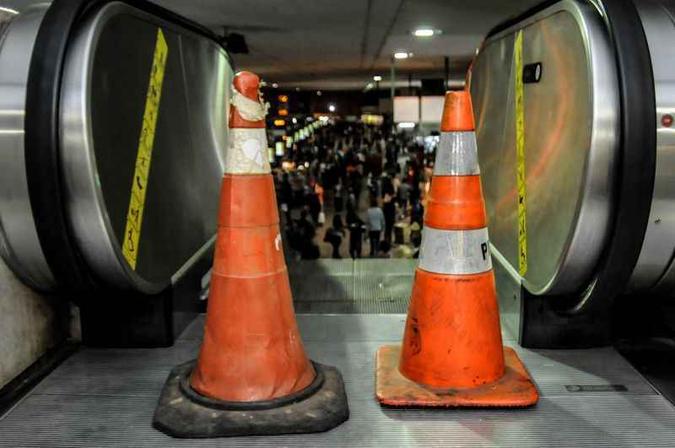 Duas da 12 escadas rolantes do terminal estão quebradas: reclamações(foto: Bárbara Cabral/Esp. CB/D.A Press) Duas da 12 escadas rolantes do terminal estão quebradas: reclamações(foto: Bárbara Cabral/Esp. CB/D.A Press)