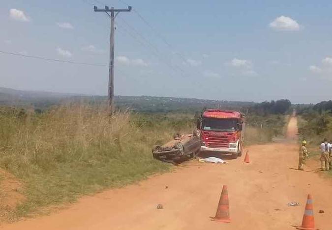 Carro capotou em uma área de Sobradinho I, na DF-440, na direção da Escola Classe Santa Helena(foto: Corpo de Bombeiros/Divulgação) Carro capotou em uma área de Sobradinho I, na DF-440, na direção da Escola Classe Santa Helena(foto: Corpo de Bombeiros/Divulgação)