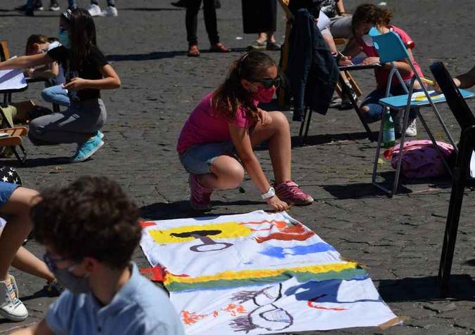 Pesquisas t�m mostrado que o novo coronav�rus � menos letal e agressivo em crian�as(foto: AFP / Andreas SOLARO)