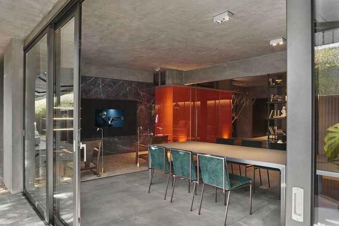 O ambiente com inspiração em lofts nova-iorquinos foi elaborado de forma minimalista e conceitual. O projeto de Ney Lima integra a sala de jantar à cozinha. Os vidros e esquadrias dão leveza ao ambiente, que conta com mesa e cadeiras de design.(foto: Jomar Bragança/Divulgação) O ambiente com inspiração em lofts nova-iorquinos foi elaborado de forma minimalista e conceitual. O projeto de Ney Lima integra a sala de jantar à cozinha. Os vidros e esquadrias dão leveza ao ambiente, que conta com mesa e cadeiras de design.(foto: Jomar Bragança/Divulgação)