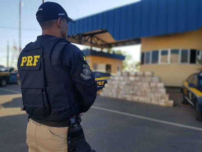 Mais de uma tonelada de maconha foi apreendida pela PRF(foto: Divulgação/PRF) Mais de uma tonelada de maconha foi apreendida pela PRF(foto: Divulgação/PRF)