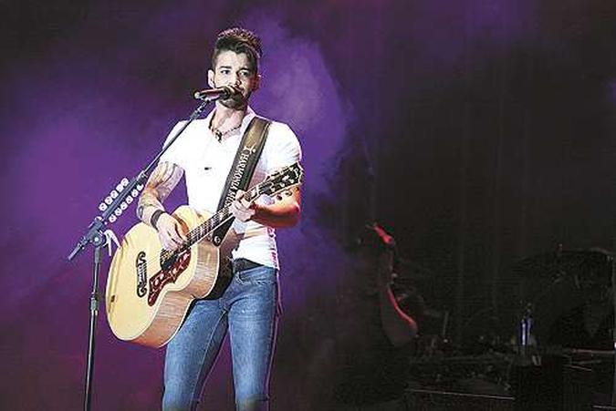 Gusttavo estava em Brasília para obter o visto norte-americano: o cantor fará show na Flórida (foto: André Coutto/Divulgação - 30/05/12 ) Gusttavo estava em Brasília para obter o visto norte-americano: o cantor fará show na Flórida (foto: André Coutto/Divulgação - 30/05/12 )