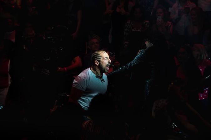 Durante a final do 'BBB18', Tiago Leifert anunciou que a organização iria ajudar a trazer a família do brother da Síria(foto: Globo/Raquel Cunha) Durante a final do 'BBB18', Tiago Leifert anunciou que a organização iria ajudar a trazer a família do brother da Síria(foto: Globo/Raquel Cunha)