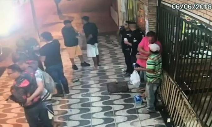 Momentos antes do crime, a vítima (de mochila, à esquerda) e o policial militar bebiam juntos em frente a uma distribuidora de bebidas(foto: PCDF/Divulgação) Momentos antes do crime, a vítima (de mochila, à esquerda) e o policial militar bebiam juntos em frente a uma distribuidora de bebidas(foto: PCDF/Divulgação)