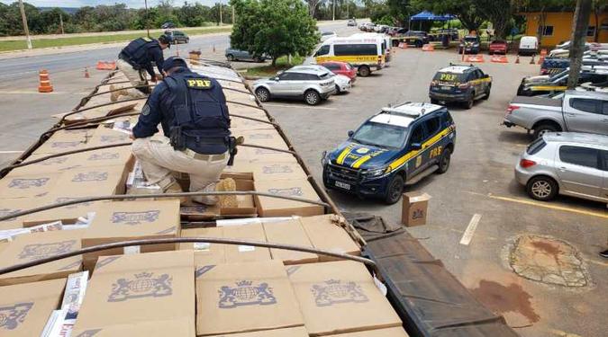 Agentes encontraram 750 caixas com 375 mil maços de cigarro(foto: PRF/Divulgação) Agentes encontraram 750 caixas com 375 mil maços de cigarro(foto: PRF/Divulgação)