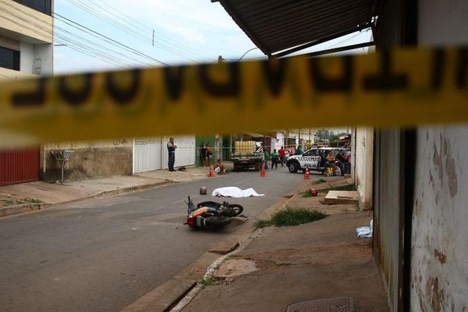 Francisco chutou a moto em que Necivânia estava, a derrubou no chão e, então, desferiu golpes de faca contra ela. O crime ocorreu na última quinta-feira (14/11), em Santa Maria (foto: Ana Rayssa/CB/D.A Press) Francisco chutou a moto em que Necivânia estava, a derrubou no chão e, então, desferiu golpes de faca contra ela. O crime ocorreu na última quinta-feira (14/11), em Santa Maria (foto: Ana Rayssa/CB/D.A Press)