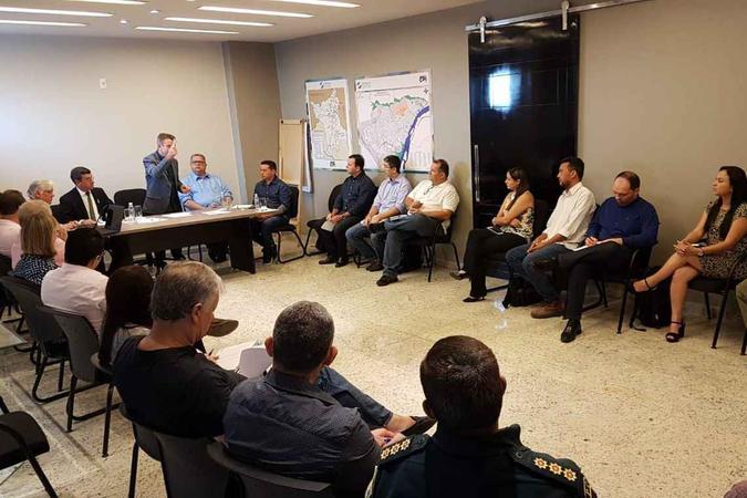 No final de semana, em Boa Visita, Denarium fez reuniões extraordinárias com sua equipe de transição para definir as prioridades que serão apresentadas a Temer(foto: Marcos Marques/Governo de Roraima ) No final de semana, em Boa Visita, Denarium fez reuniões extraordinárias com sua equipe de transição para definir as prioridades que serão apresentadas a Temer(foto: Marcos Marques/Governo de Roraima )