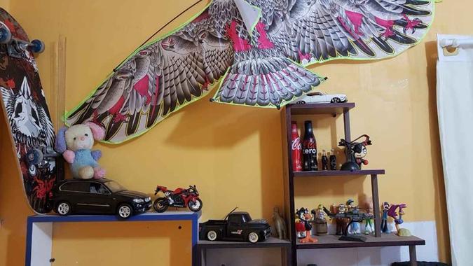 Casa do homem de 50 anos que morava com a mãe era repleta de brinquedos (foto: Divulgação/PCDF) Casa do homem de 50 anos que morava com a mãe era repleta de brinquedos (foto: Divulgação/PCDF)
