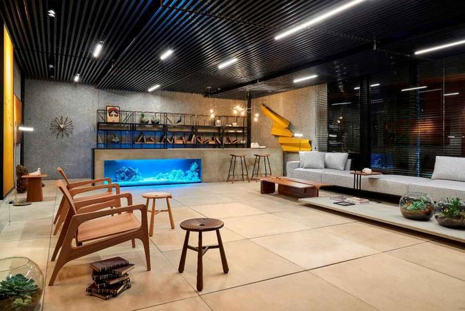 O aquário pode ser usado em qualquer ambiente e das mais diversas maneiras. Aqui, o arquiteto André Alf optou por incorporá-lo ao balcão principal (foto: Jomar Bragança/Divulgação. ) O aquário pode ser usado em qualquer ambiente e das mais diversas maneiras. Aqui, o arquiteto André Alf optou por incorporá-lo ao balcão principal (foto: Jomar Bragança/Divulgação. )