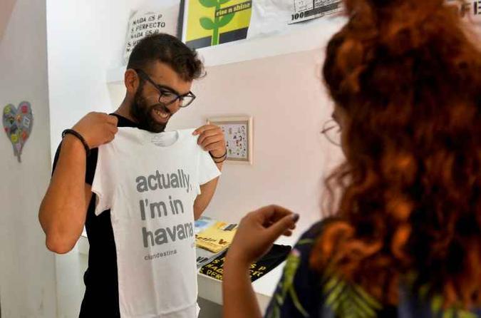 Homem experimenta roupa da marca cubana clandestina(foto: AFP) Homem experimenta roupa da marca cubana clandestina(foto: AFP)