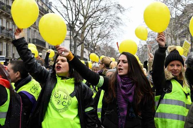 Na manifestação de sábado, algumas mulheres levaram balões amarelos e, a certa altura, se ajoelharam em um minuto de silêncio pelas 10 pessoas mortas e muitas outras feridas desde o início do movimento(foto: AFP/Bertrand Guay) Na manifestação de sábado, algumas mulheres levaram balões amarelos e, a certa altura, se ajoelharam em um minuto de silêncio pelas 10 pessoas mortas e muitas outras feridas desde o início do movimento(foto: AFP/Bertrand Guay)