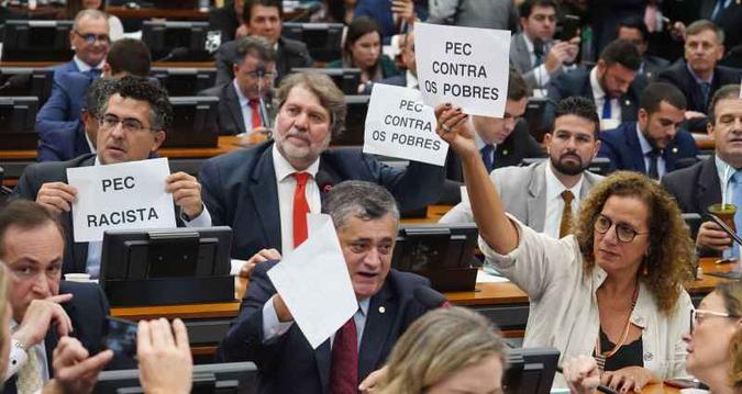 Protesto de parlamentares na CCJ: governo saiu perdendo nesta semana de apreciação da admissibilidade da PEC (foto: Pablo Valadares/Câmara dos Deputados ) Protesto de parlamentares na CCJ: governo saiu perdendo nesta semana de apreciação da admissibilidade da PEC (foto: Pablo Valadares/Câmara dos Deputados )